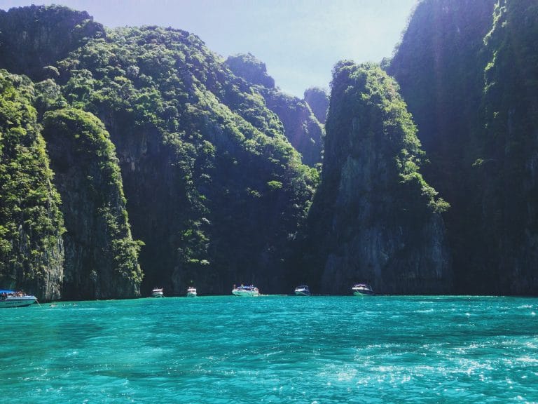 vue de la baie de Kho Phi Phi depuis un bateau